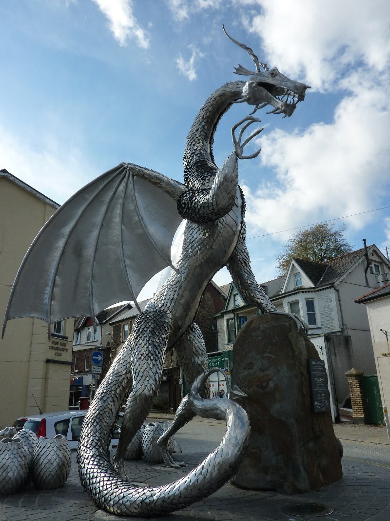 Y Ddraig Goch ariannaidd yng Nglyn Ebwy